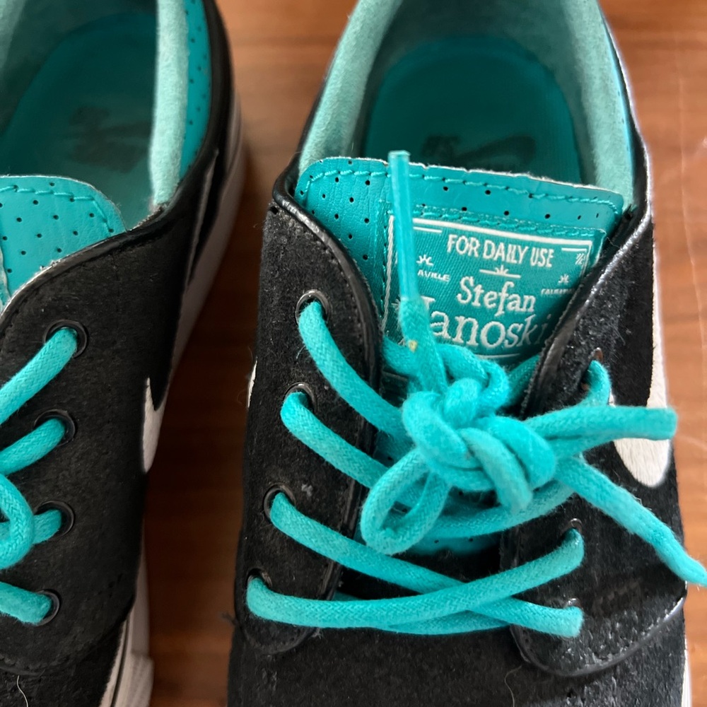 Boys Nike SB Stefan Janoski Size 4
Big Kids' Skate Shoes Black Teal Sneakers - Picture 4 of 5